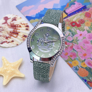 �羳�F؛�r�к��sƤ����Ů�����e�W��ʯӢŮʿ�ֱ��ʹ�����r�b��