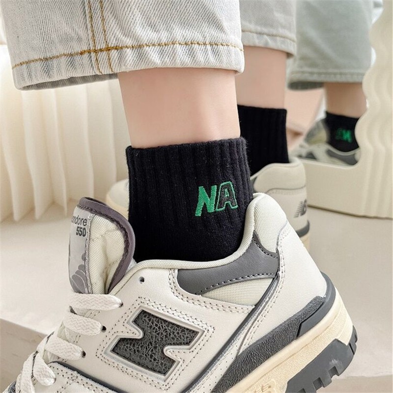 Calcetines bordados de algodón negro y blanco sólido NA letras verdes calcetines de barco de primavera y verano de calcetines para mujeres en la moda