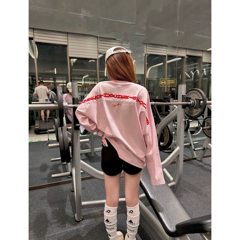 2026 Spring and Autumn American Retro Long Sleeve T-Shirt with Letter Print on the Back for Women, Loose Pink Casual Style 2026 Spring and Autumn American Retro Long Sleeve T-Shirt with Letter Print on the Back for Women, Loose Pink Casual Style