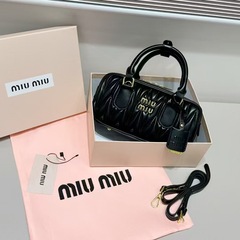 クロスボーダー miu 2025 新しいレディースバッグプリーツボウリングファッションハイエンドポータブルボストンショルダークロスボディバッグ
