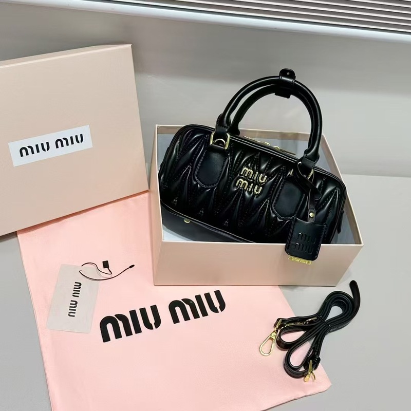 クロスボーダー miu 2025 新しいレディースバッグプリーツボウリングファッションハイエンドポータブルボストンショルダークロスボディバッグ|undefined