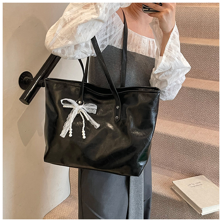 The 2025 summer new stylish and simple tote bag is a casual and trendy large-capacity tote bag with a niche design for women undefined
