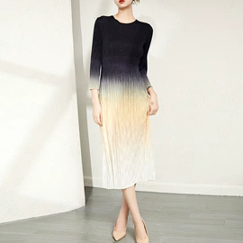 连衣裙;时尚休闲套装;女式T恤