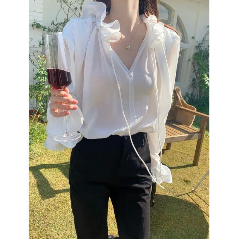 女性用白シャツ、ニッチなデザイン、初春のフレンチカラーレースアッププリーツ、ほんのり透けるベルスリーブトップス|undefined
