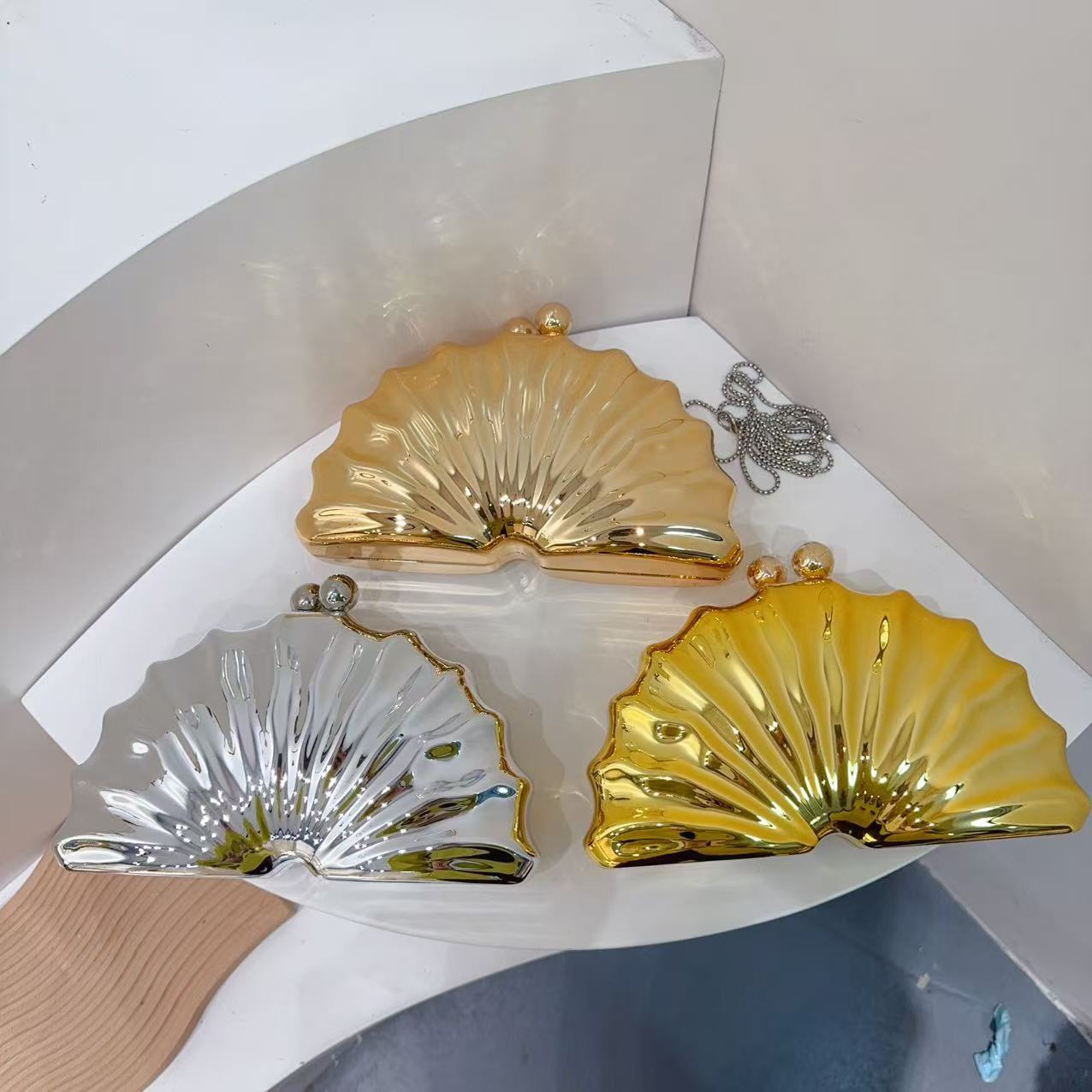 Bolsa de cena de lujo ligera transfronteriza en forma de coral en forma de ventilador conchas acrílicas cadena de bolsas de mano de moda para mujeres