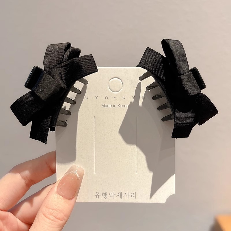 1 par de arcos negros de tela.