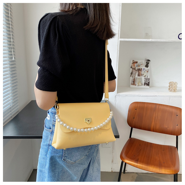 Korean Style Texture One-shoulder Messenger Pearl Chain Small Square Bag display picture 8