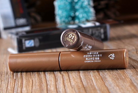 NOVO Emaili Natural Three-dimensional Eyebrow Dye is waterproof, long-lasting, does not fade or smudge, and has a natural dark brown color undefined