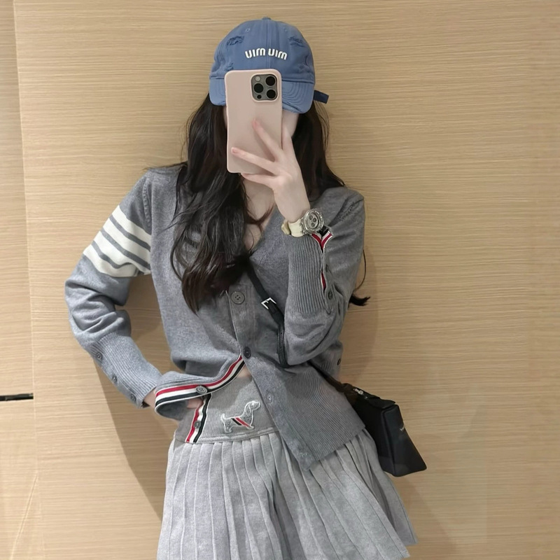 In-stock high-quality TB brand v-neck four-stripe knitted cardigan for women, versatile casual style top, new early autumn model In-stock high-quality TB brand v-neck four-stripe knitted cardigan for women, versatile casual style top, new early autumn model