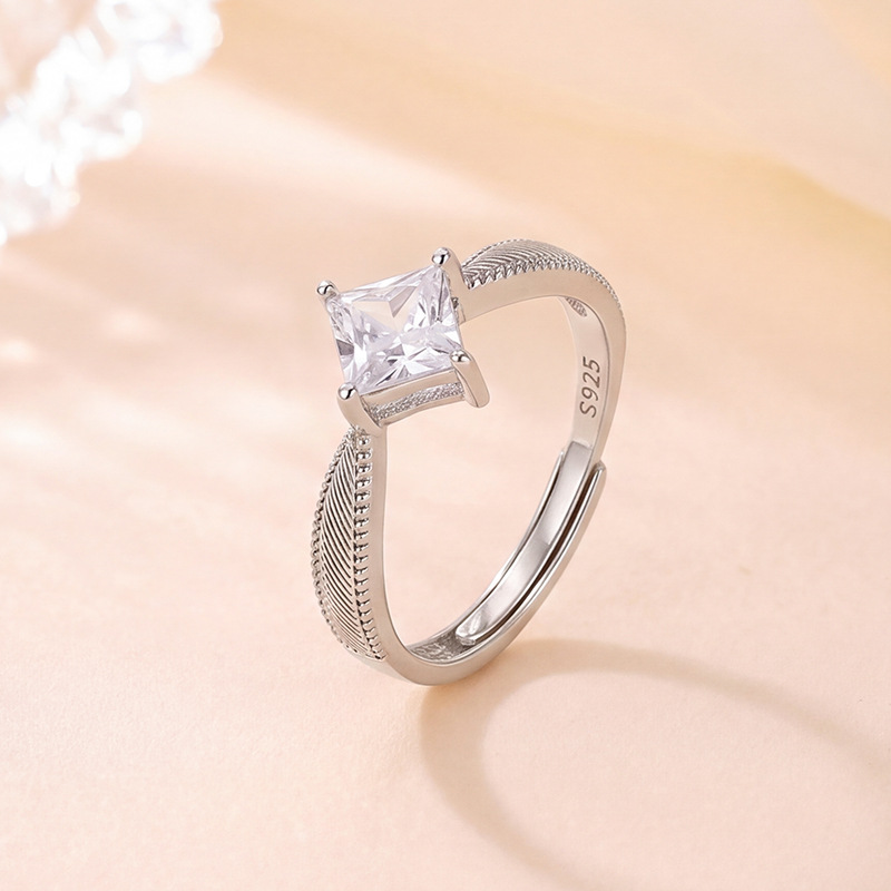 Nhẫn nữ bạc 925 mạ vàng hình kim cương nhẹ nhàng, phong cách sang trọng — Bạc