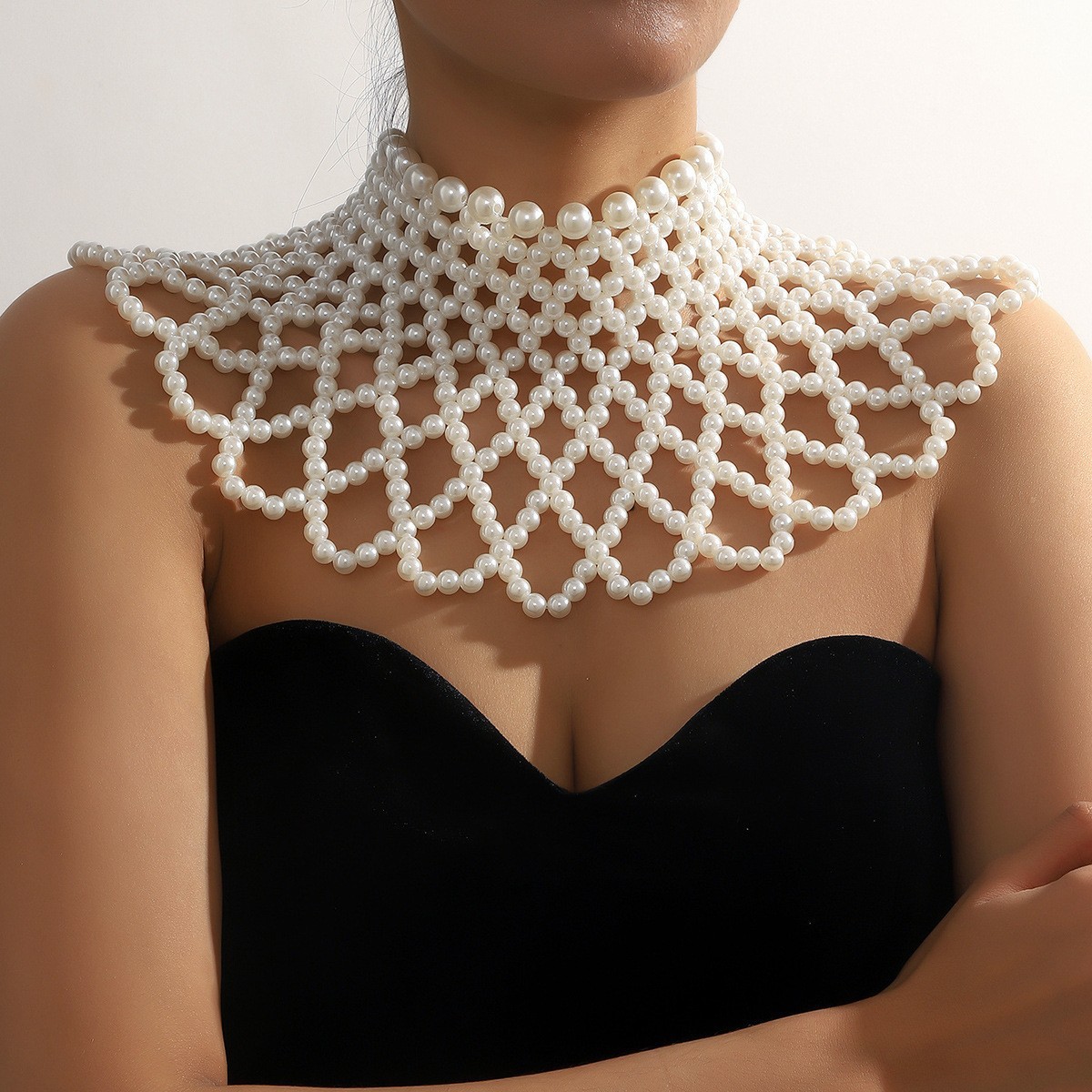 Joyas transfronterizas europeas y americanas cadena de cuerpo de perlas hueca creativa moda sexy chal de perlas borla cadena de pecho de alta calidad