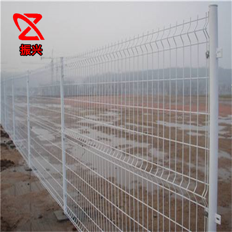 三角折弯护栏网 公园景观院墙护栏桃型柱护栏网 户外桃型柱护栏