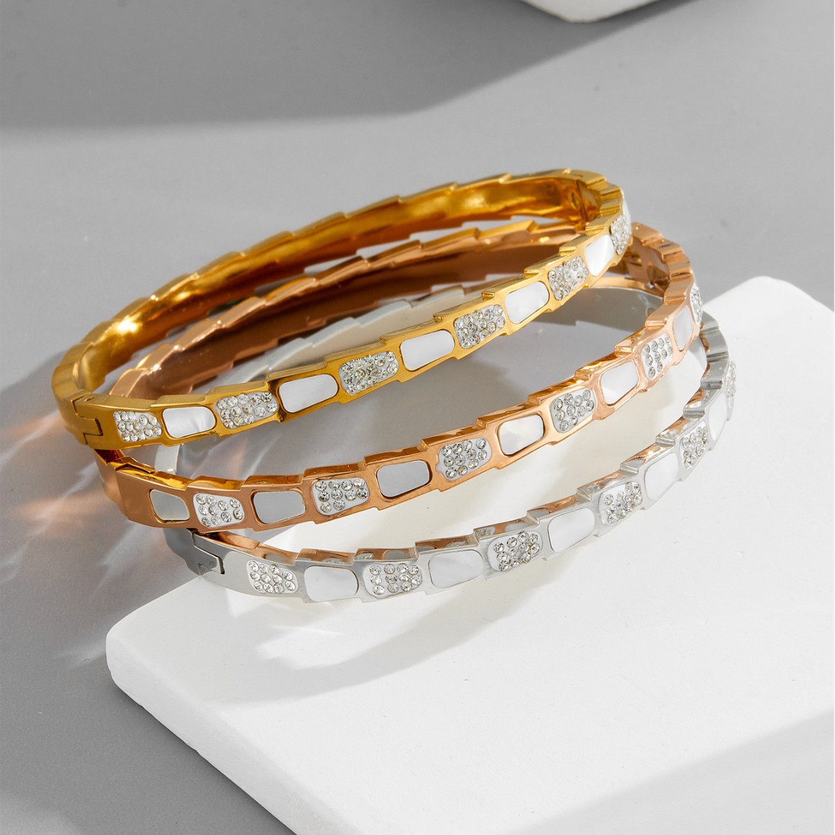 Brazalete de oro de color blanco de lujo ligero nicho chapado en oro transfronterizo nuevo no decolor exquisito brazalete de acero de titanio de apertura para niños