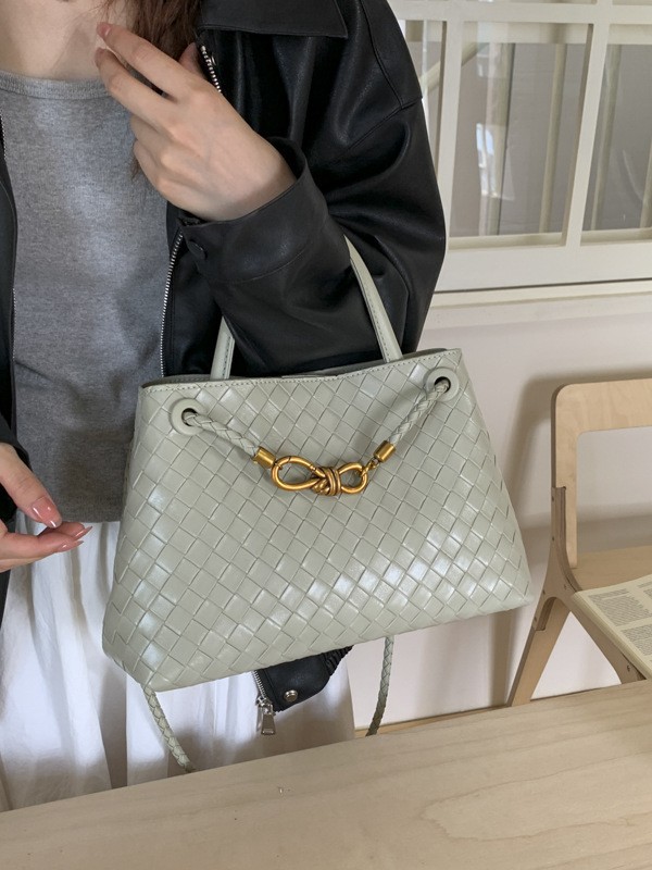 Bolso para mujeres 2025 nuevo cross-border bolso de mano de alta calidad lujoso tejido ligero viaje mochila de hombro