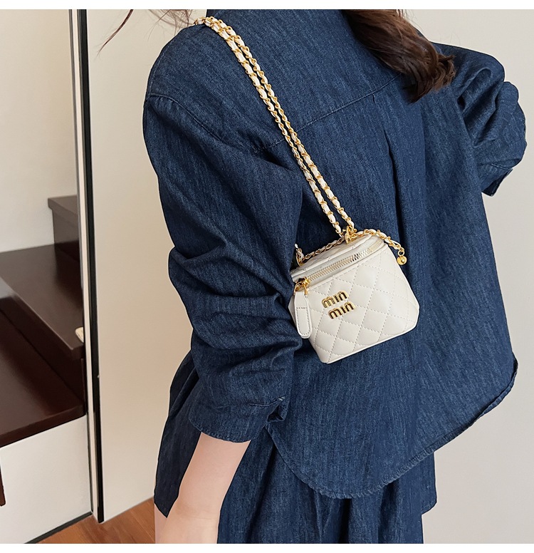 Little Bag Women 2025 Summer New Fashion diamond-shaped chain patent leather crossbody bag, versatile single-shoulder hand-carry bucket bag undefined