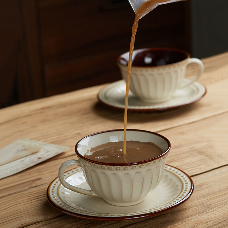 Estilo europeo de cerámica taza de café y platillo combinación ins estilo retro alivio Taza de lujo luz hogar creativo traje de té de la tarde