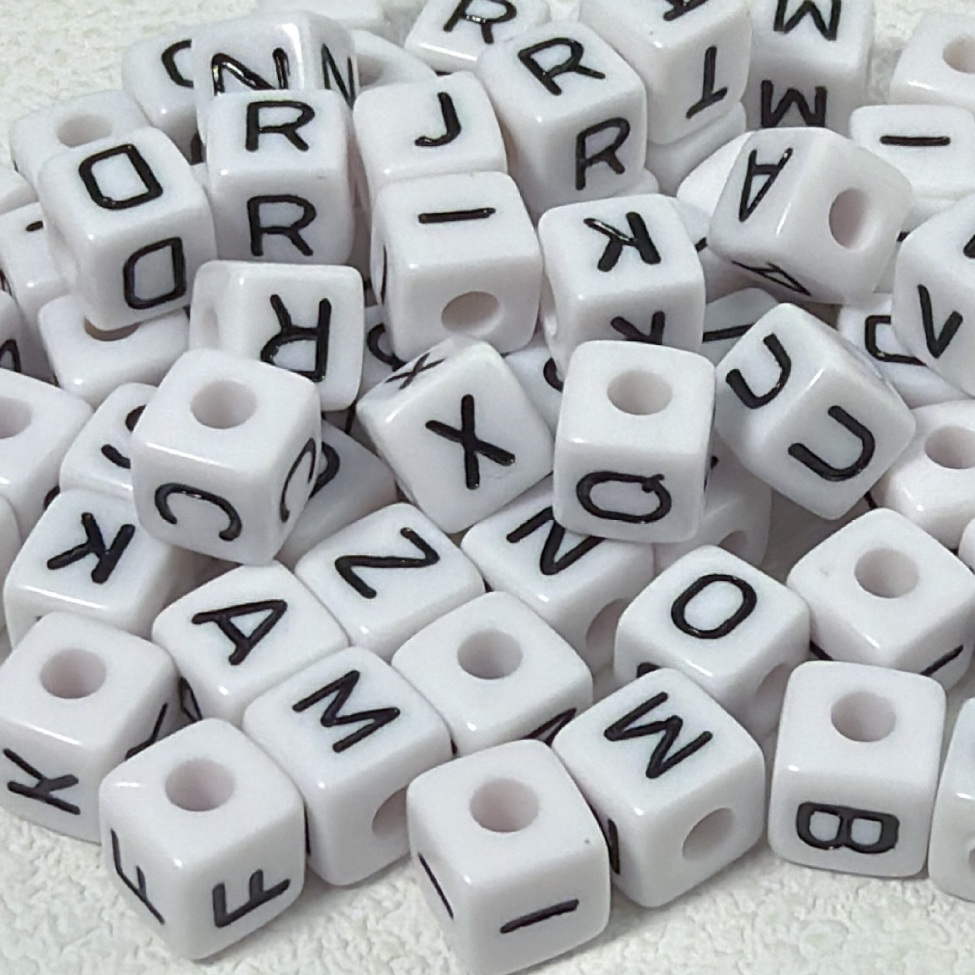 10mm亚克力26个英文字母珠方形珠英文白底黑字塑料字母珠子材料