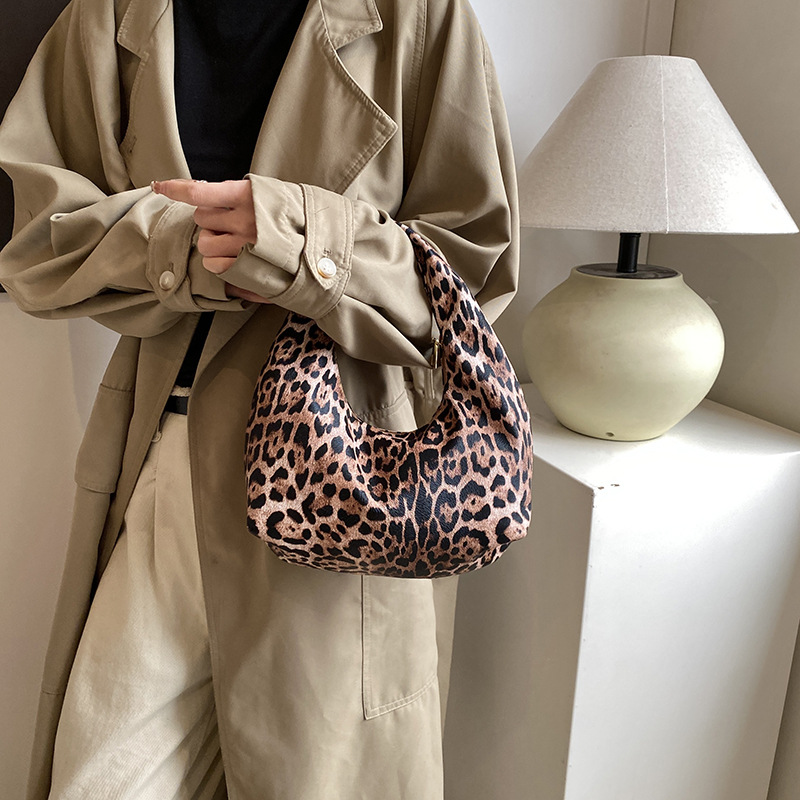 Este año, la popularidad de la bolsa de media luna de leopardo, otoño y invierno, nuevo bolso de mano, bolso para mujeres, otoño y invierno, 2024 tendencia de moda, bolso de brazo.