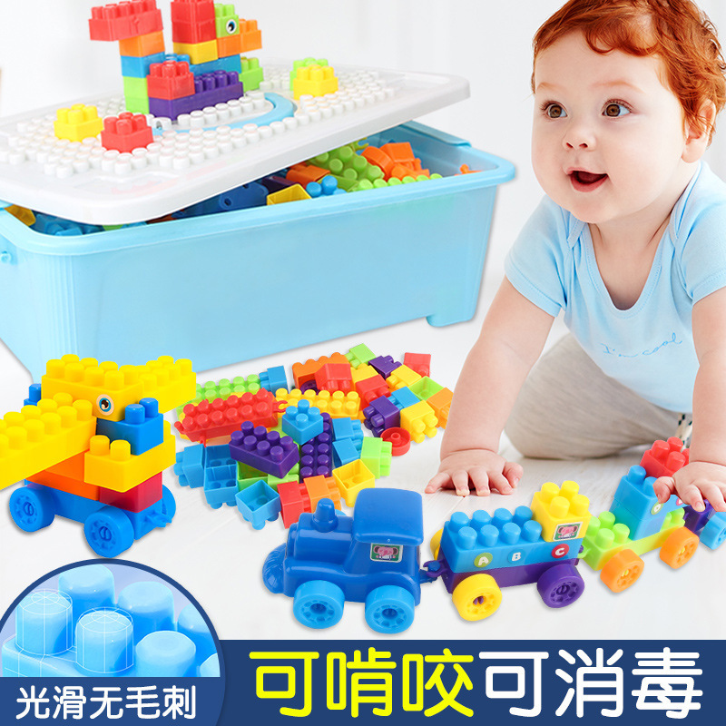 子供の積み木を組み合わせておもちゃを作ります。|undefined