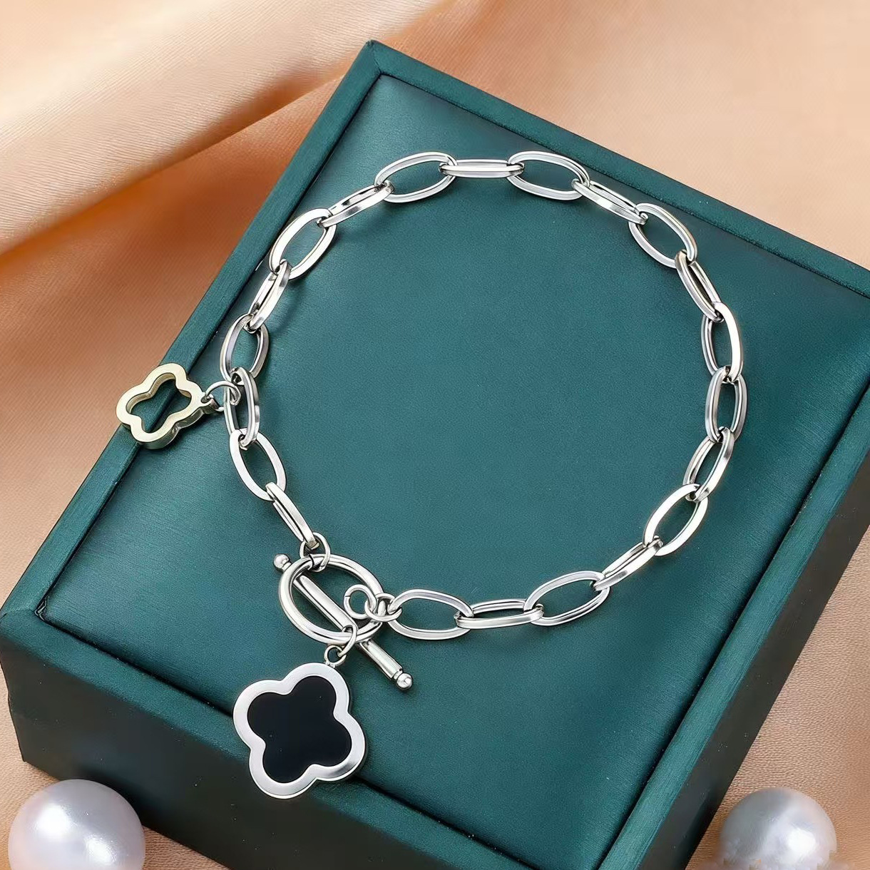 Nueva pulsera de acero de titanio de Sansheng III cuatro hojas mujeres no se desvanecen la línea de moda coreana pulsera de acero de titanio joyería
