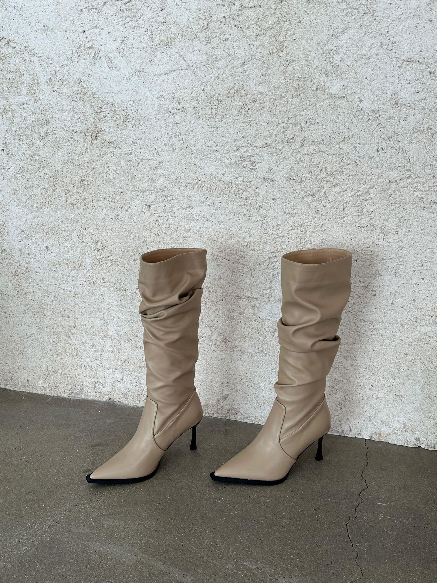 2024 Herbst Winter neue spitze, plissierte Lederstiefel mit hohen Absätzen und Ärmeln, die für Frauen schlanker aussehen sollen_voghion.com