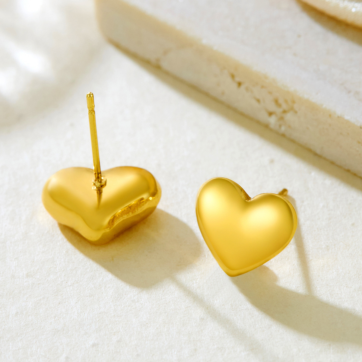Joyas transfronterizas europeas y estadounidenses INS amor retro diseño pernos de arete exagerado geometría simétrica aretes de moda en forma de corazón mujeres