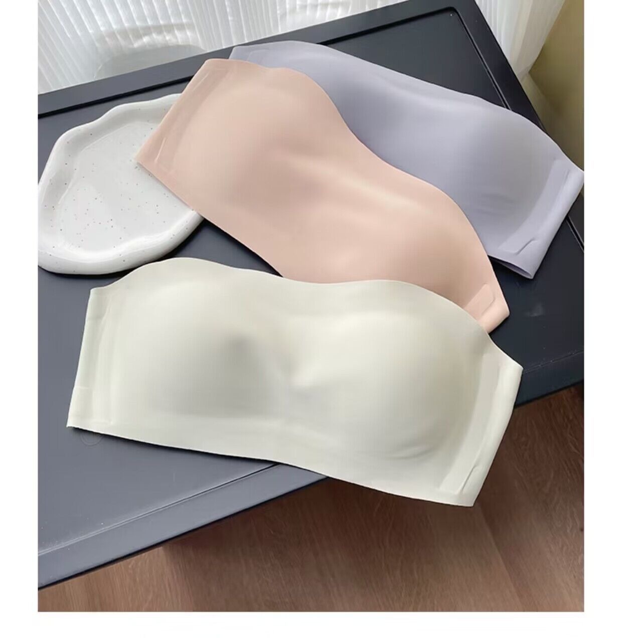 Besiūlė liemenėlė be petnešėlių nuo slydimo push-up krūtinei_voghion.com
