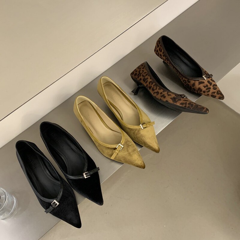 Women's pointed-toe loafers with a Maillard-effect leopard print, featuring a thin leather strap, metal buckle, shallow opening, soft sole, and available in multiple colors for a retro look Women's pointed-toe loafers with a Maillard-effect leopard print, featuring a thin leather strap, metal buckle, shallow opening, soft sole, and available in multiple colors for a retro look