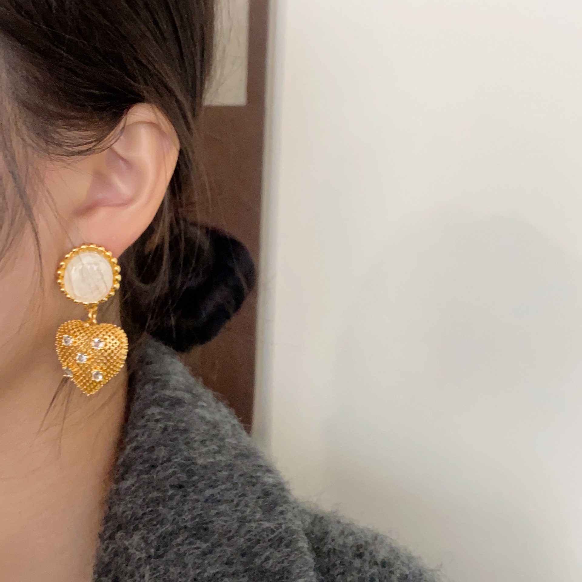 Oro tejido corazón ZIRCON colgante pendientes cóncavo-convexo textura elegante pendientes corte francés estilo retro alto sentido