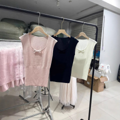 現物のルースは日常の標準的な蝶結びのニットを着ています。