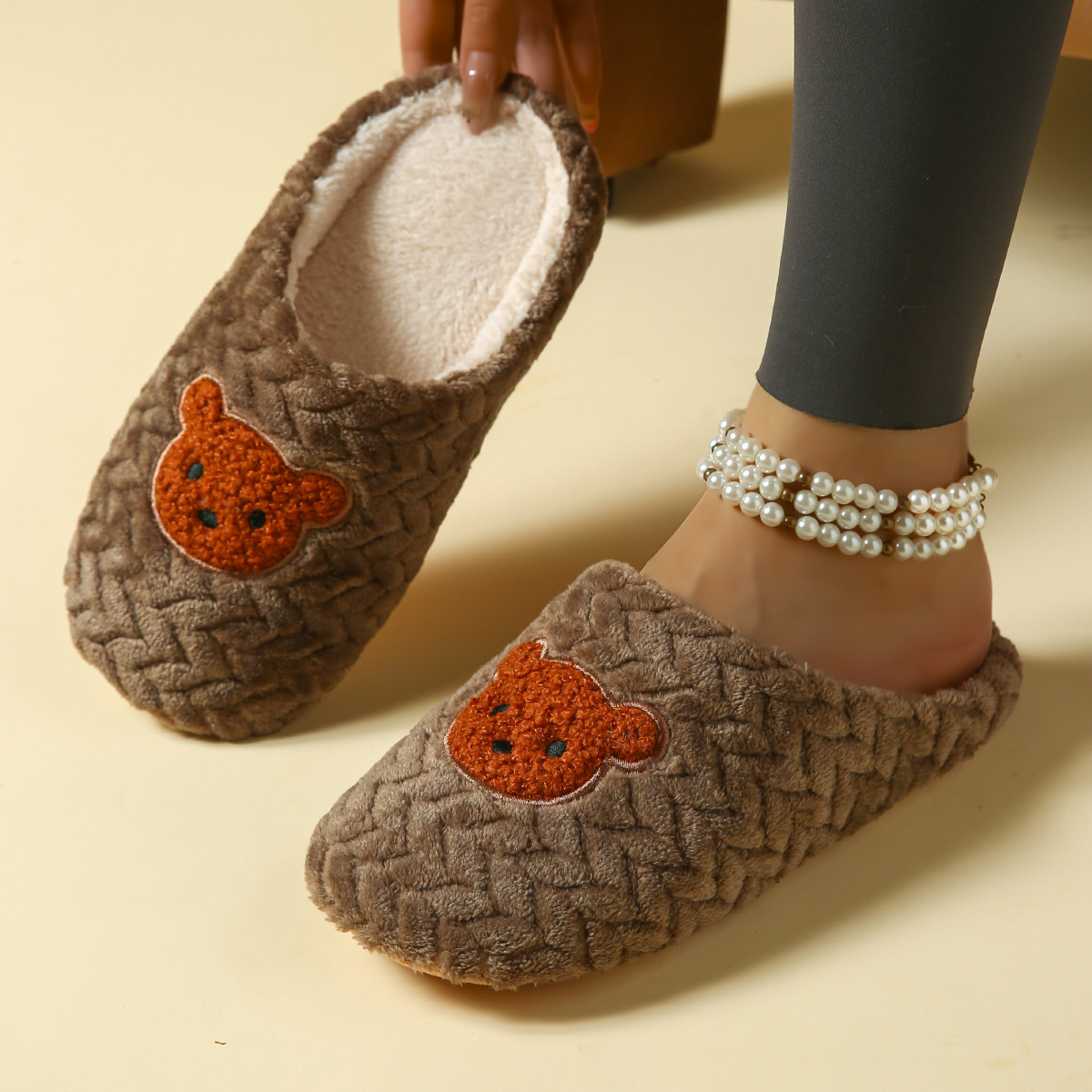 Zapatillas de algodón domésticas interiores de dibujos animados engrosados en otoño y invierno calentamiento casero casero zapatos de algodón de lana mujer