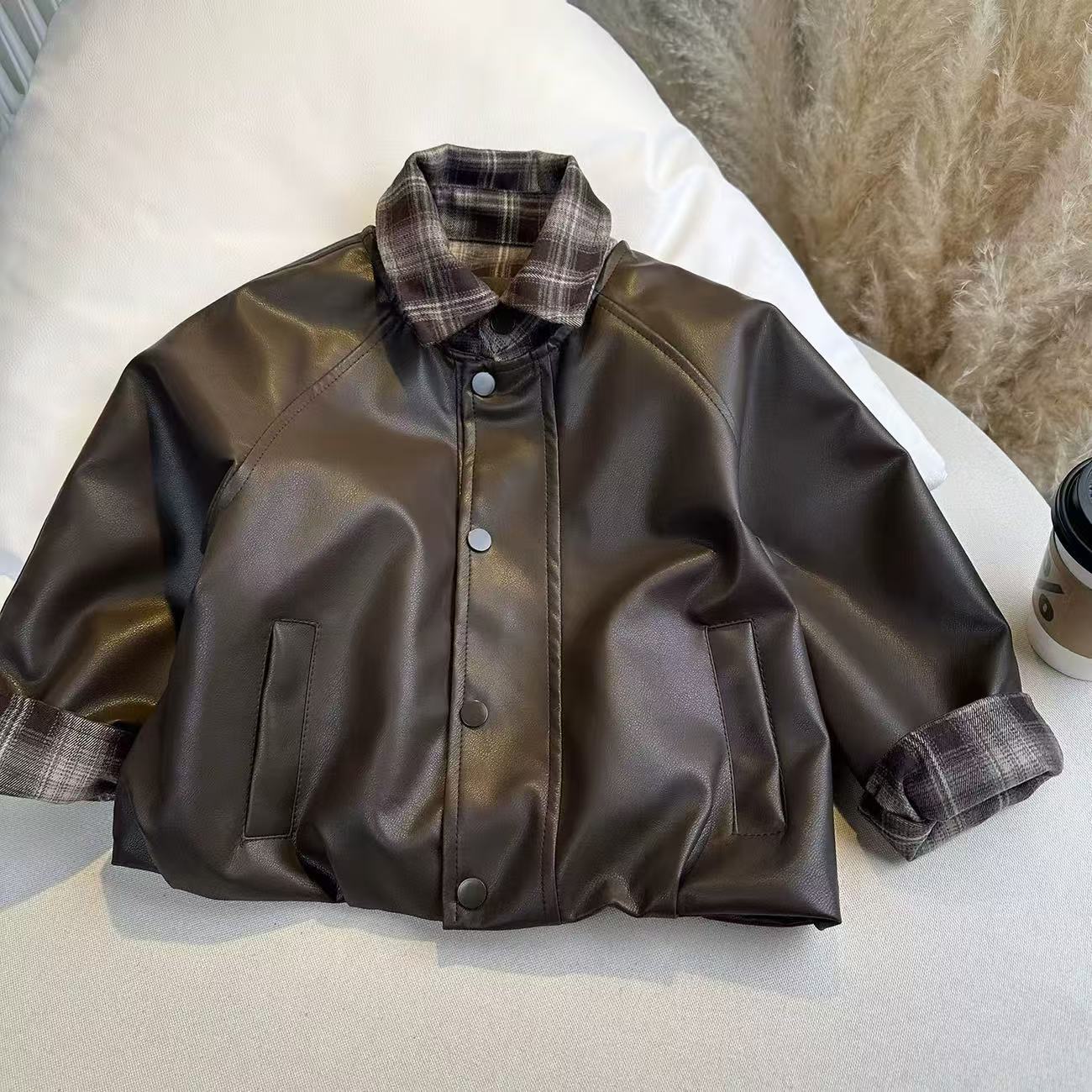 Chaqueta de cuero de la solapa de los niños, chaqueta de niños, chaqueta de primavera y otoño, chaqueta de cuero a cuadrícula, chaqueta de primavera y otoño