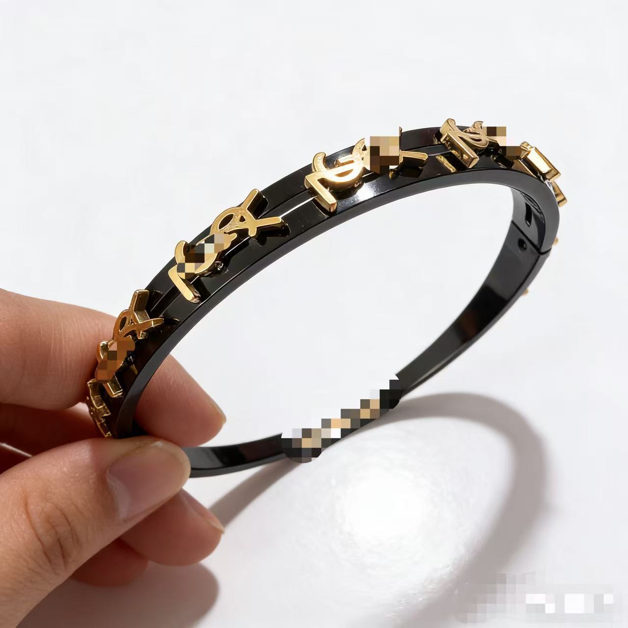 2025 新しいヨーロッパとアメリカのビッグブランドチタン鋼ブレスレット非退色ステンレス鋼ブレスレットバックルオープニングハンドジュエリー卸売