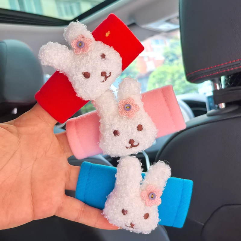 Manuela de automóvil de dibujos animados de peluche pequeño sin hombre y mujer cubierta de manija de puerta interior guante de techo