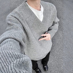 男性vネックセーターは怠惰で高級感があります。