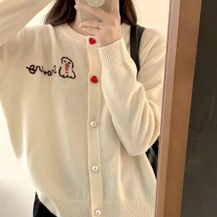 2024 Primavera y otoño nueva perla hebilla cuello redondo casual top coat Carta bordada de estilo coreano de las mujeres suéter de punto cardigan