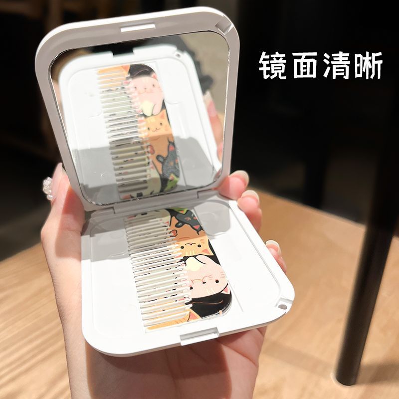 折り畳み式の小さい鏡は携帯を持って外出します。