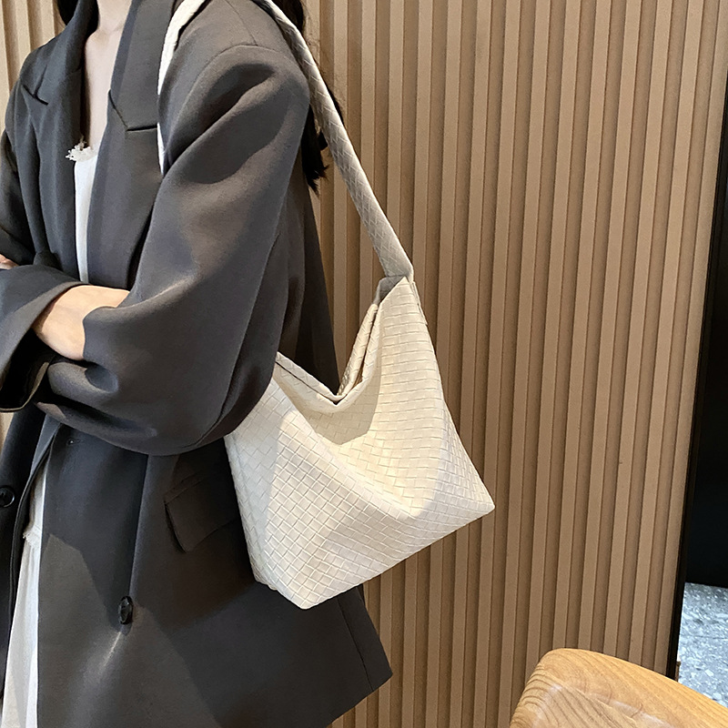 Bolsos de tejido de alta sensación para mujeres 2024 nueva moda coreana bolsas de hombro de viaje simple de gran capacidad