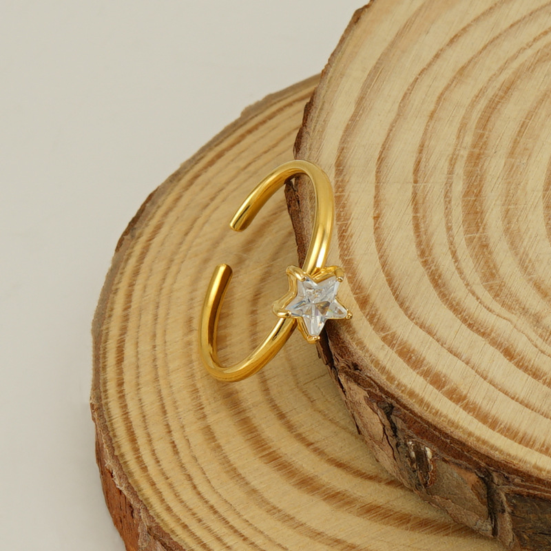 Nuevo anillo de estrella de circón con incrustaciones de acero inoxidable transfronterizo para mujeres anillo de acero de titanio de lujo ligero versátil europeo y americano en stock al por mayor