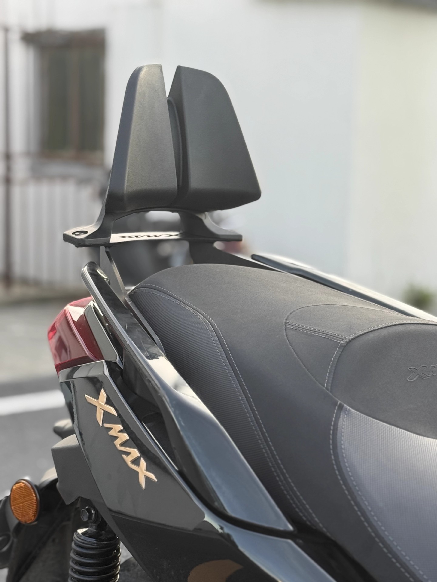 Suitable for 21-25 Xmax300 Rear Backrest, Modified Passenger Rear Lumbar Support, Comfortable and Soft, Retaining the Original Car Armrest