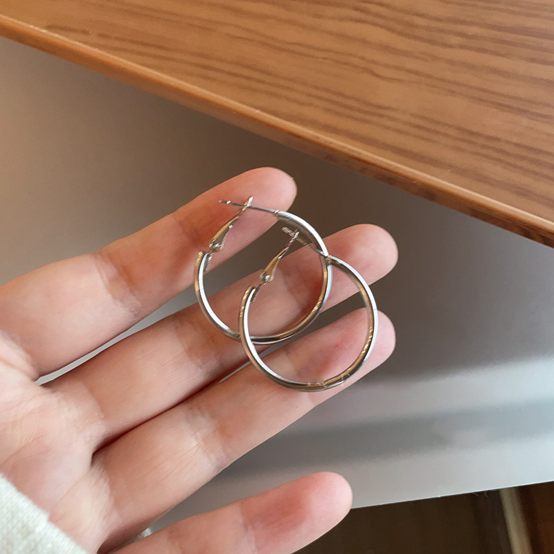 Aguja de plata Pendientes redondos simples europeos y americanos Pendientes de anillo de temperamento de todo fósforo de moda de nicho Pendientes de lujo ligero de alta gama Mujeres