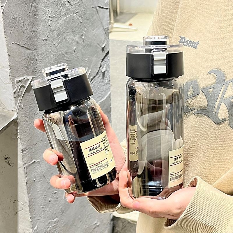Портативная чашка для воды с наклейками, простая альтернативная чашка, дымчато-серого цвета, высокая эстетическая ценность, большая вместимость, чашка с откидной крышкой, портативная.