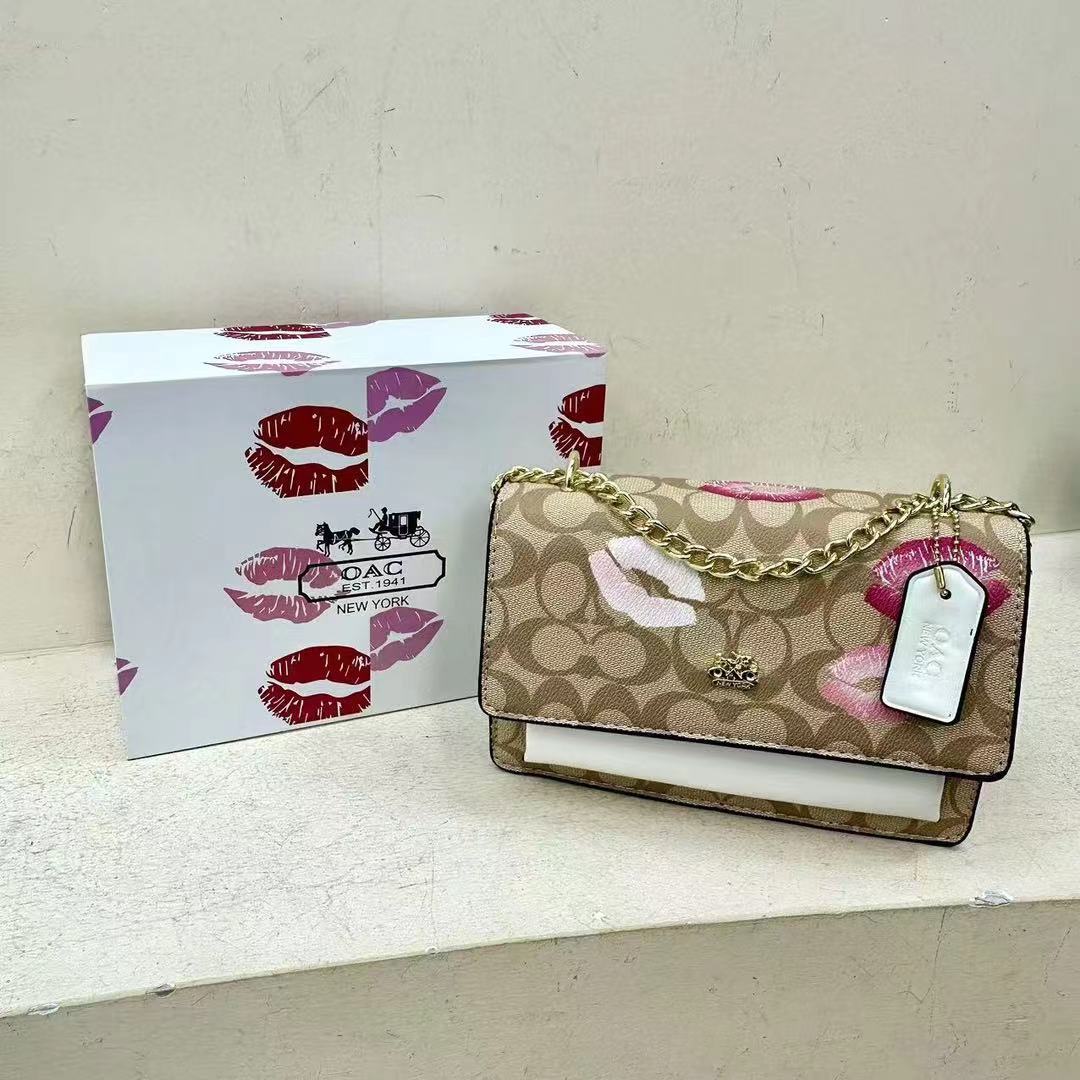 Venta al por mayor transfronteriza 2024 otoño e invierno comercio exterior nueva cadena de color empalme bolsa cuadrada pequeña tendencia de impresión de labios bags pequeños