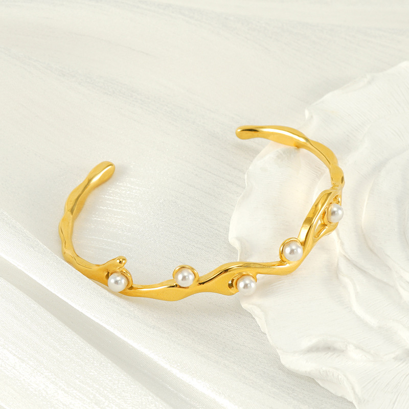 2024 nuevo lujo ligero INS temperamento 18K oro perla diseño personalidad de moda pulsera de acero de titanio mujer fábrica directa