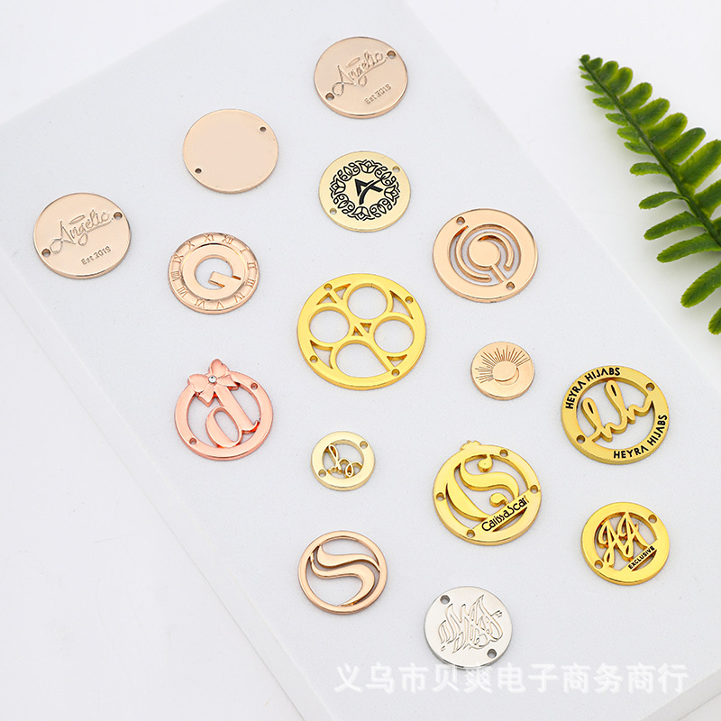 简约锌合金服装辅料圆形金属标牌小圆标打孔logo五金标牌金属标