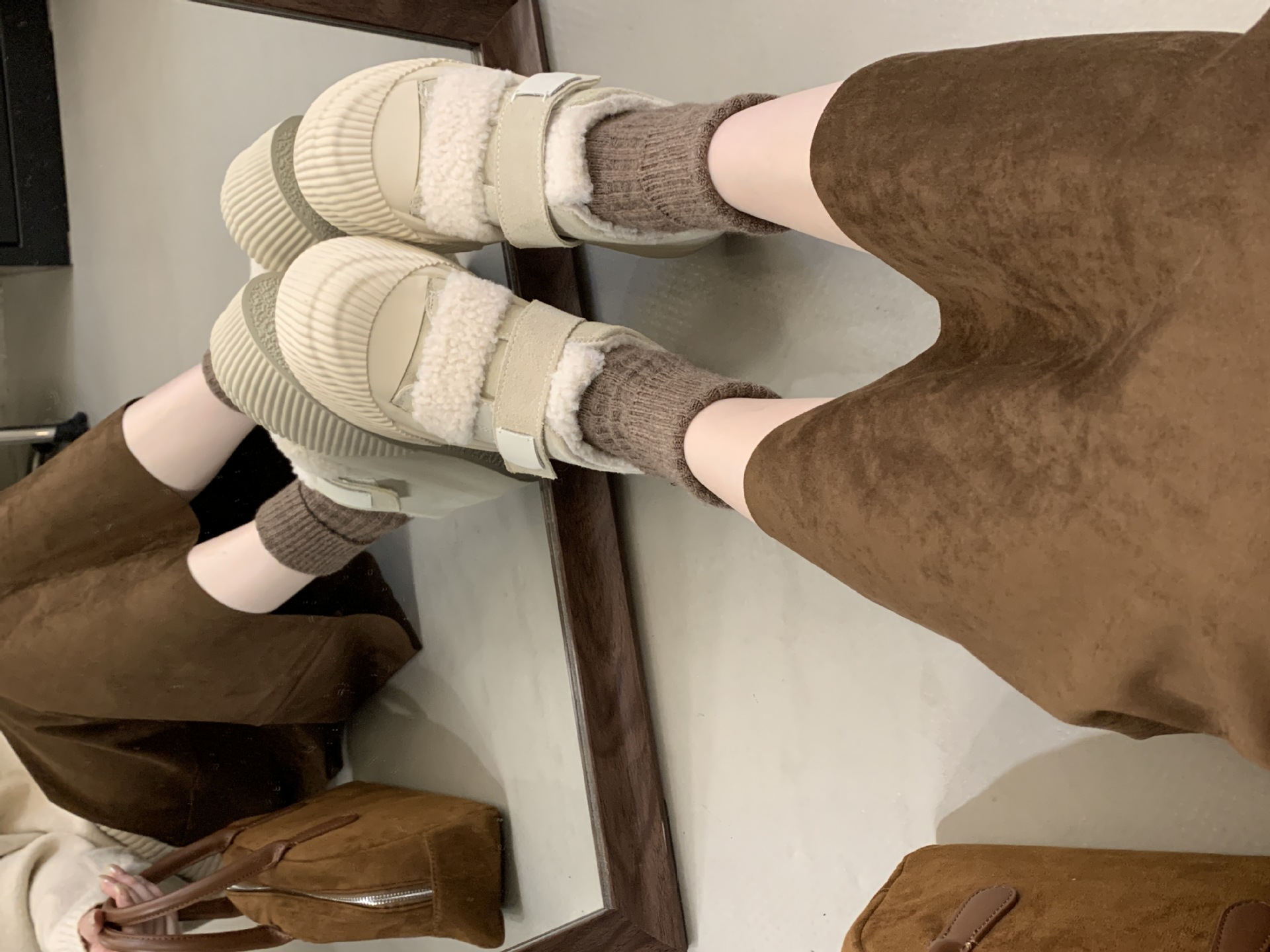 Chaussures ShoeGlobe Grape Mom Automne Hiver Nouvelles Chaussures en cuir véritable à semelle épaisse et doublure en velours épais, chaudes et décontractées, couleur blanc biscuit, pour femmes_voghion.com