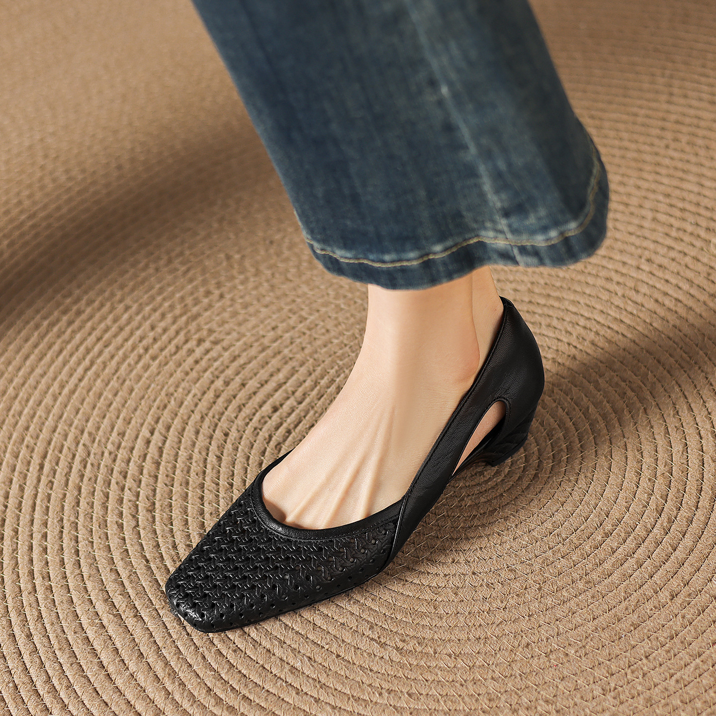 Giày sandal nữ mũi vuông gót thấp 3,5 cm da cừu đục lỗ hở mũi — đen