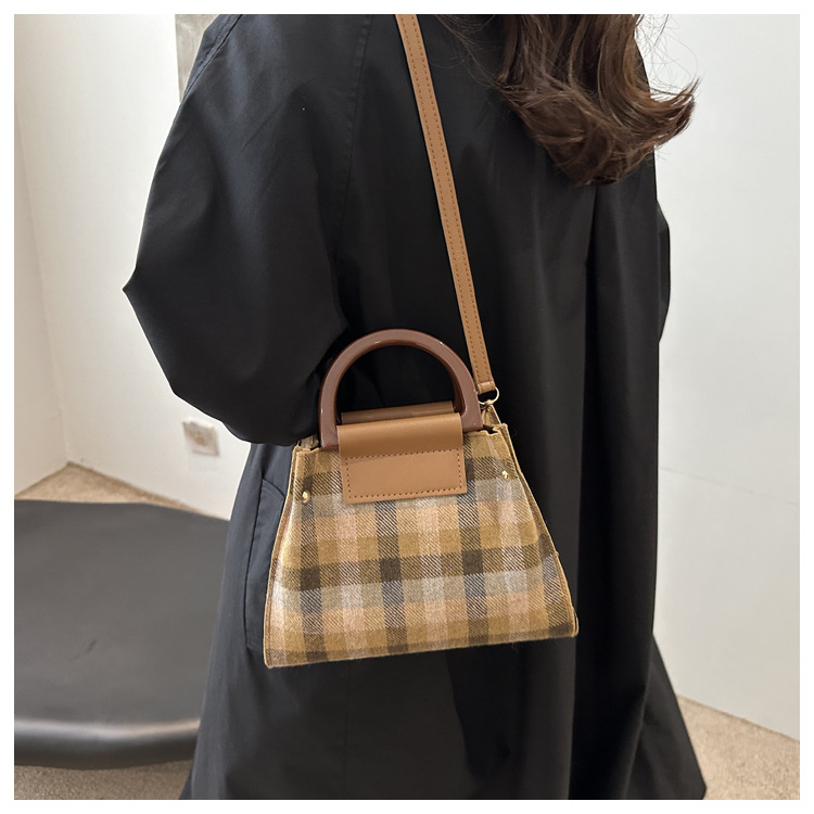 This is a trendy and stylish single-shoulder underarm bag with a contrasting color for the autumn of 2024. It features a unique design and is retro and individualistic undefined
