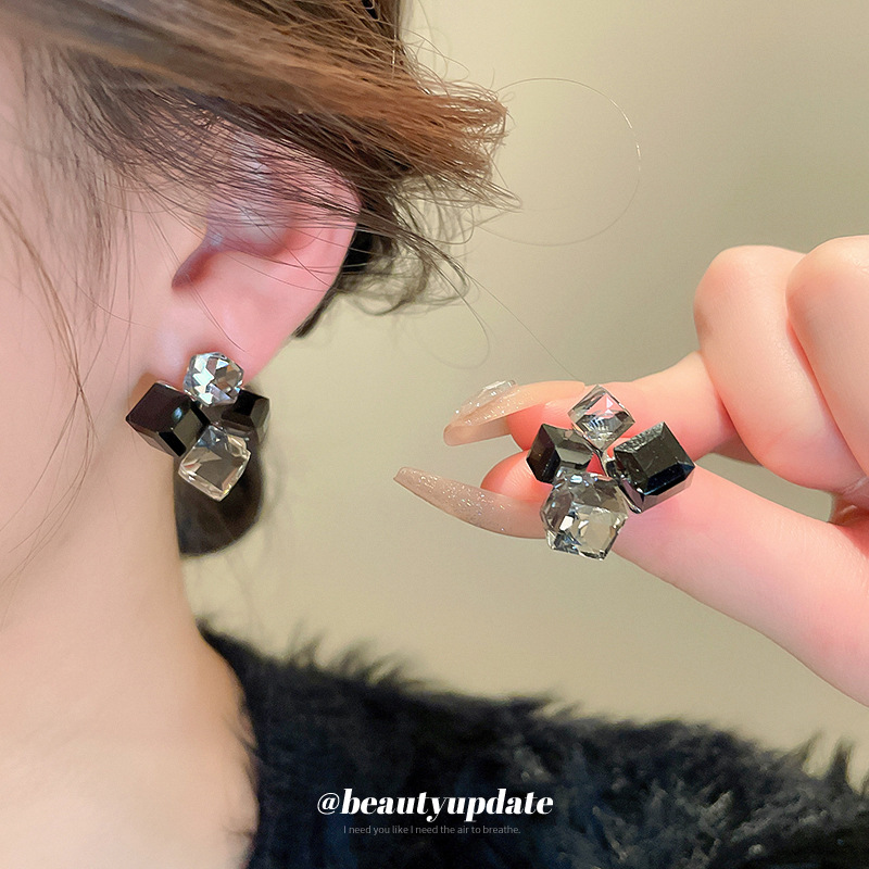 Pendientes cuadrados de cristal artificial irregular con aguja plateada, pendientes geométricos de alta gama, versátiles para el día a día, para mujer