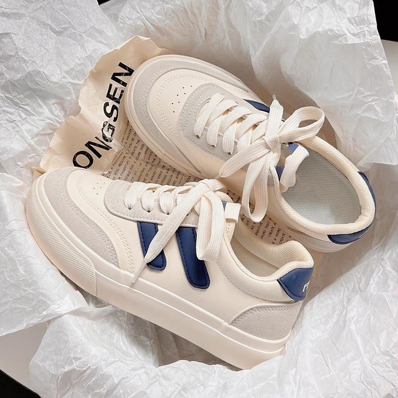 Nicho de diseño de zapatos blancos para mujeres 2025 primavera y otoño nuevos zapatos de skate de estudiantes de suela gruesa zapatos de mujer zapatos de mujer